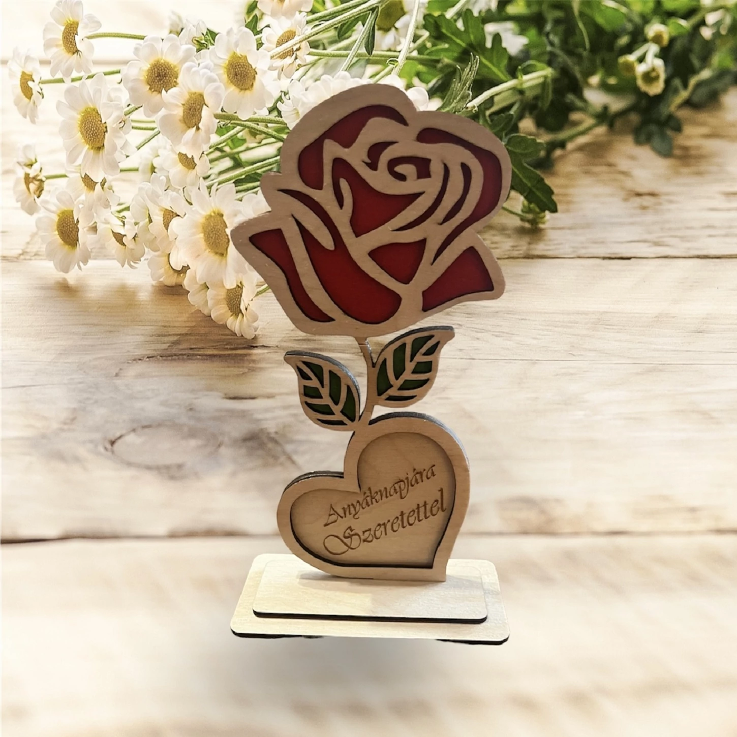 Személyre szabható fa rózsa dísz szív alappal – egyedi ajándék Anyák napjára