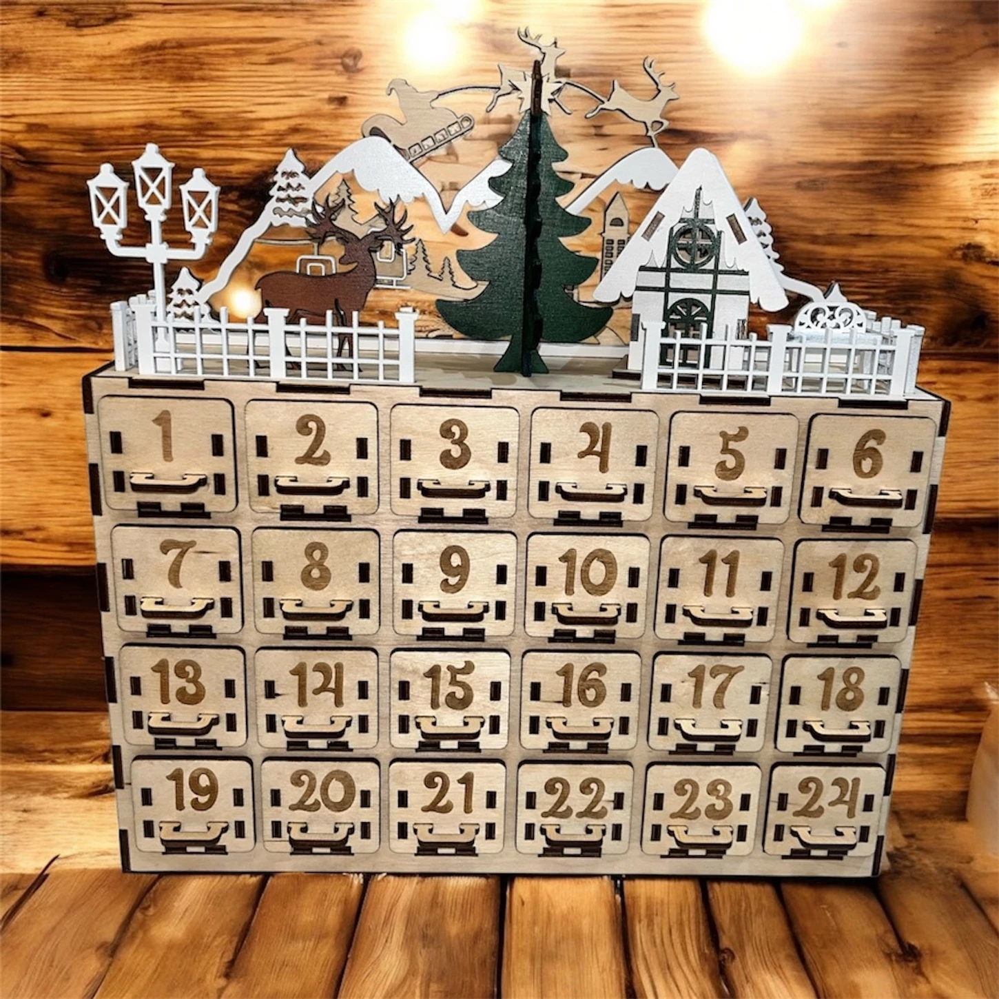 Mikulásos Fa Adventi Kalendárium Rénszarvasokkal – 24 Fiókos Karácsonyi Dekor