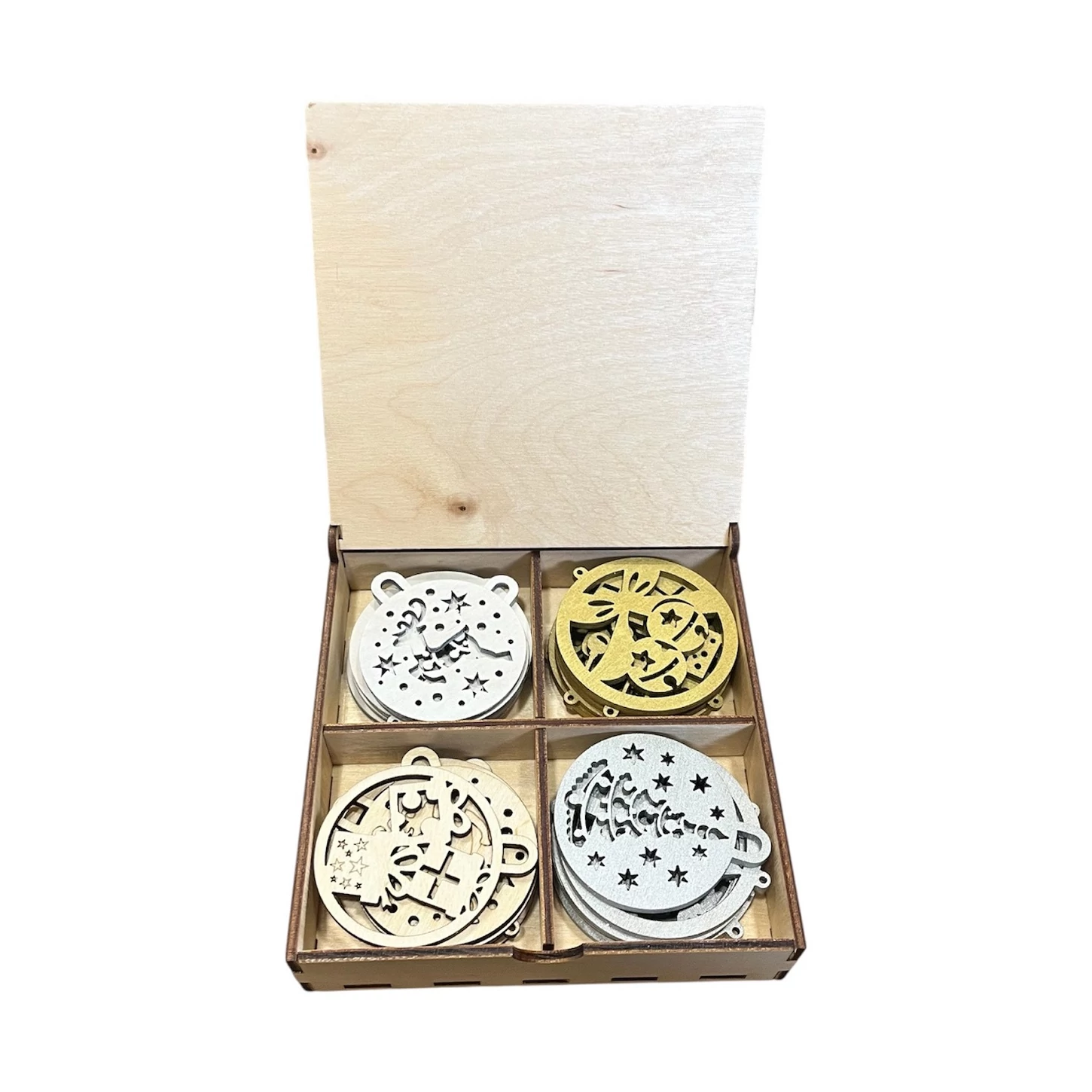 Karácsonyfadísz szett közepes díszdobozban – 24 db fa dísz