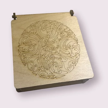 Gravírozott díszdoboz